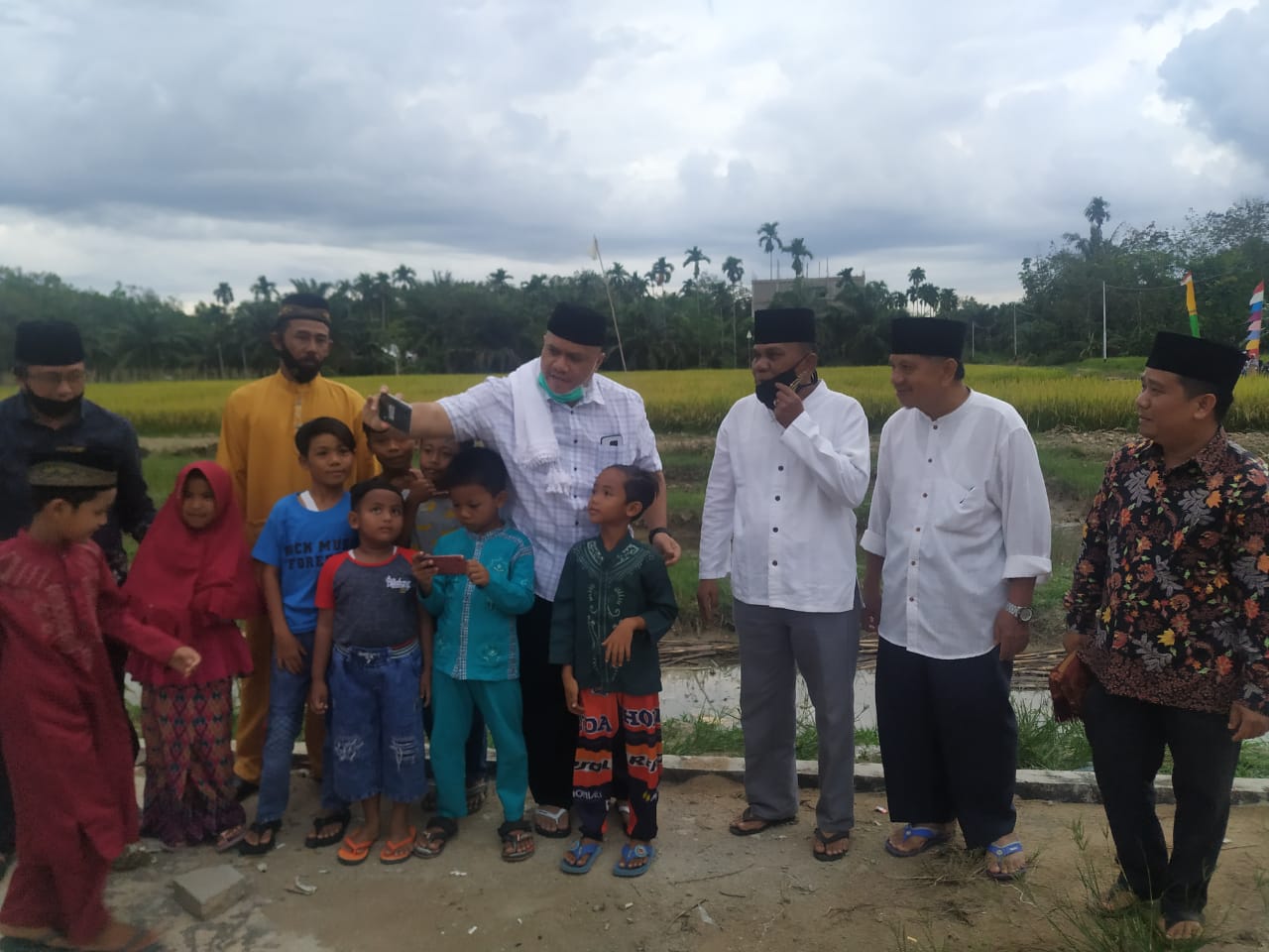 Bupati Inhu berfoto selfi bersama anak-anak Desa Tanjung Sari 