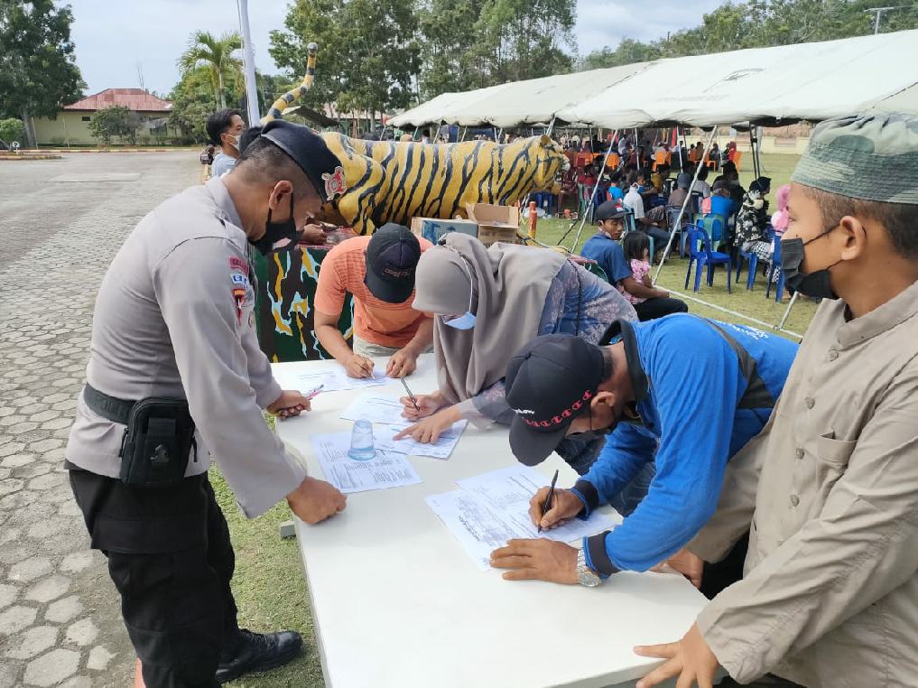 Warga Antusias Ikuti Vaksinasi yang Digelar Batalyon B Pelopor Sat Brimob Polda Riau