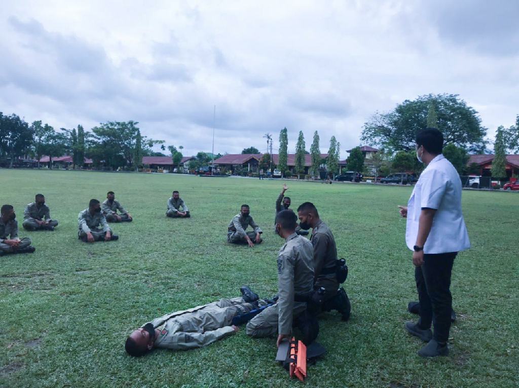 Tingkatkan Kemampuan, Personel Brimob Riau Gelar Latihan P3K