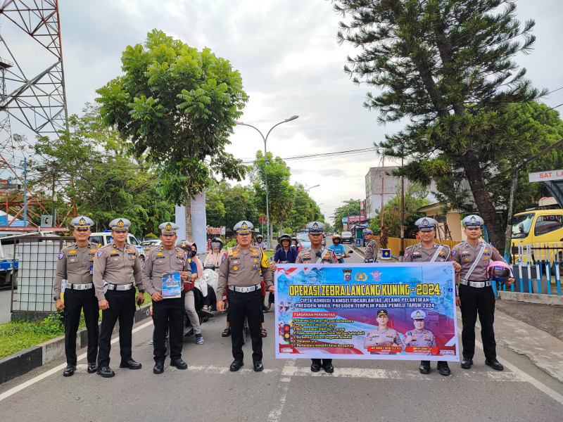 Kasat Lantas Polres Inhu Bagikan Helm Gratis, Ajak Masyarakat Tertib Berlalu Lintas