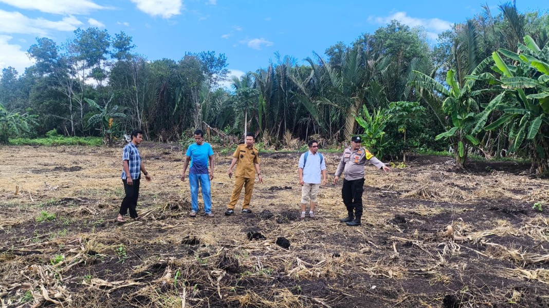 Bhabinkamtibmas Desa Air Tawar Pantau Persiapan Lahan Jagung Dukung Ketahanan Pangan
