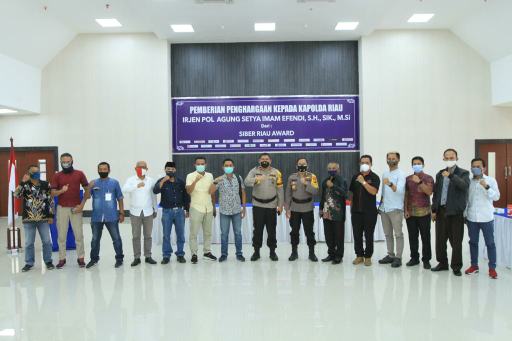Kapolda Riau Terima Penghargaan dari Siber Riau Award
