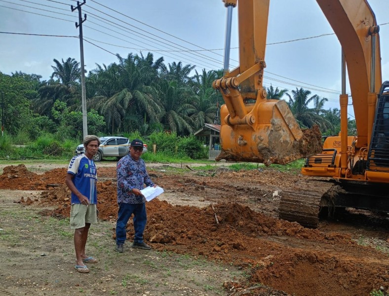 Kepala Desa Bandar Padang Turun Langsung Dukung Pembangunan Koperasi Desa Merah Putih