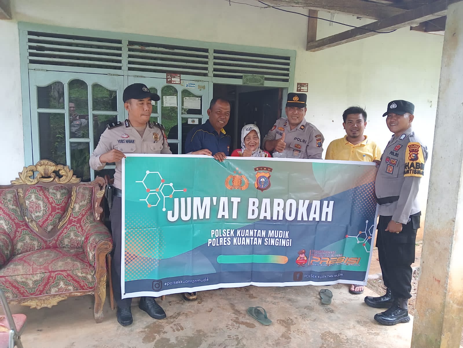 Jumat Barokah, Kapolsek Kuantan Mudik dan Pemdes Koto Cengar Beri Bantuan di Desa Koto Cengar Kecamatan Kuantan Mudik