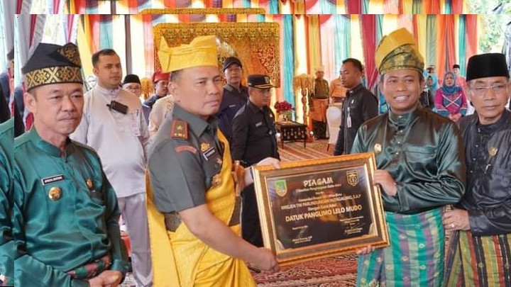 Kunker ke Rohil, Dandrem Diberi Gelar Datuk Panglimo Lelo Mudo