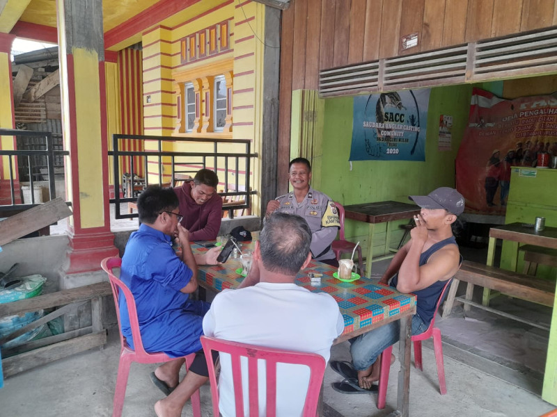 Bhabinkamtibmas Polsek Keritang Terapkan Cooling System dalam Sambang ke Warga