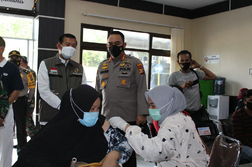 Kapolresta, Walikota dan Dandim 0301 Tinjau Vaksinasi Massal di Mako Polresta Pekanbaru
