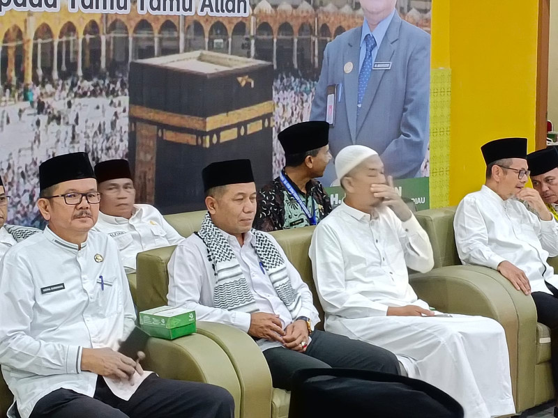Lepas Kloter 13 Jemaah Haji Riau Sekda Minta Jemaah Kuansing Jaga Kesehatan Dan Do'akan Kampung Halaman