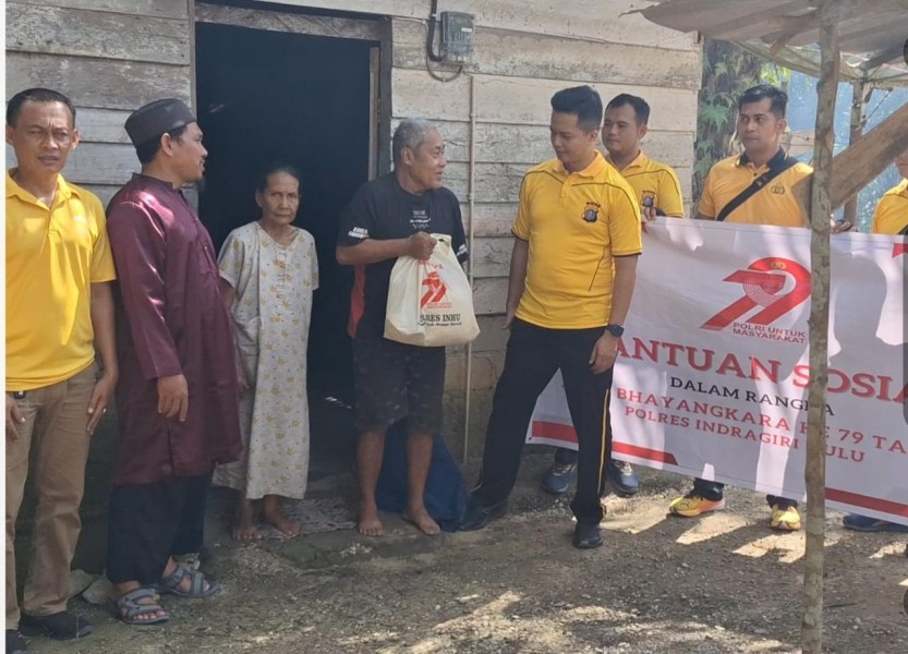 Peringati HUT Bhayangkara ke-79, Kades Bongkal Malang dan Kapolsek Kelayang Gelar Aksi Sosial