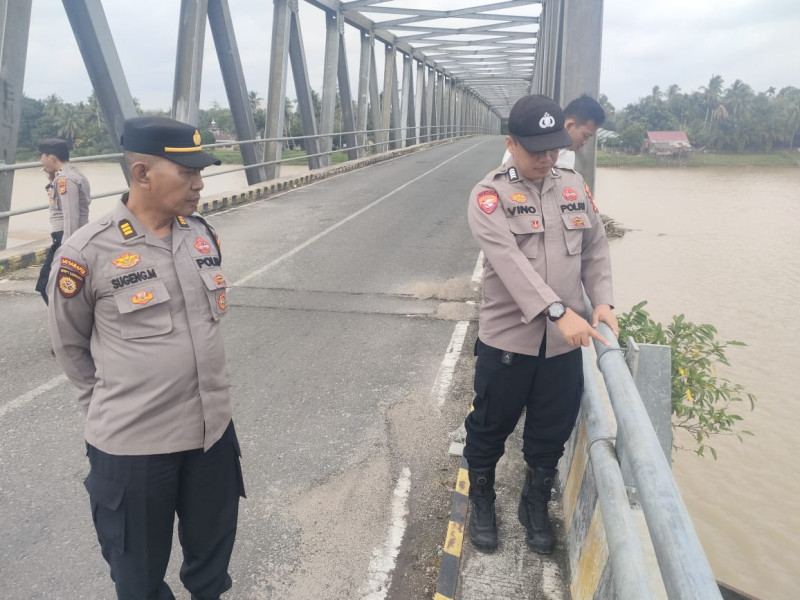 Kapolsek Pangean Cek TKP Kasus Pencurian Besi Siku Jembatan Penghubung Desa Pulau Tengah -  Desa Padang Tanggung Pangean