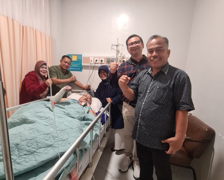 Anggota Dewan Provinsi Kepri Jenguk Mantan Bupati Natuna di RS Awal Bros Batam