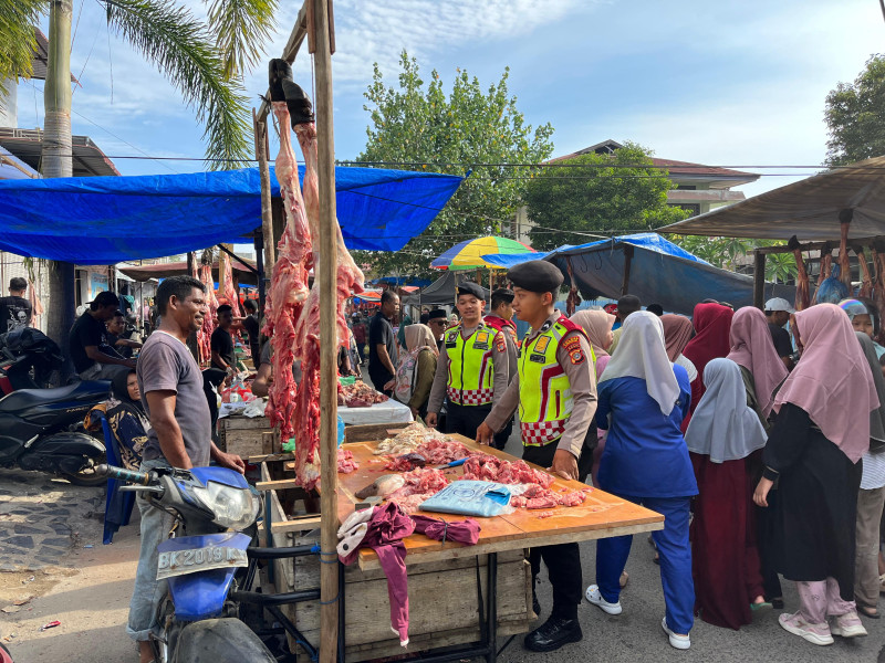 Polisi Hadir di Tengah Antusiasme Warga Sambut Bulan Suci Ramadhan dengan Meugang