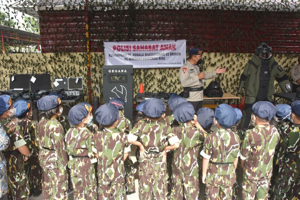 Mengenal Sembari Belajar, Siswa/i TK Kemala Bhayangkari 02 Kunjungi Sat Brimob Riau 