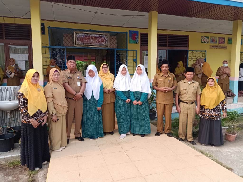 Wakili Inhu ke Tingkat Provinsi Riau, Siswi SMPN 2 Rengat Dilepas Korwil Disdikbud