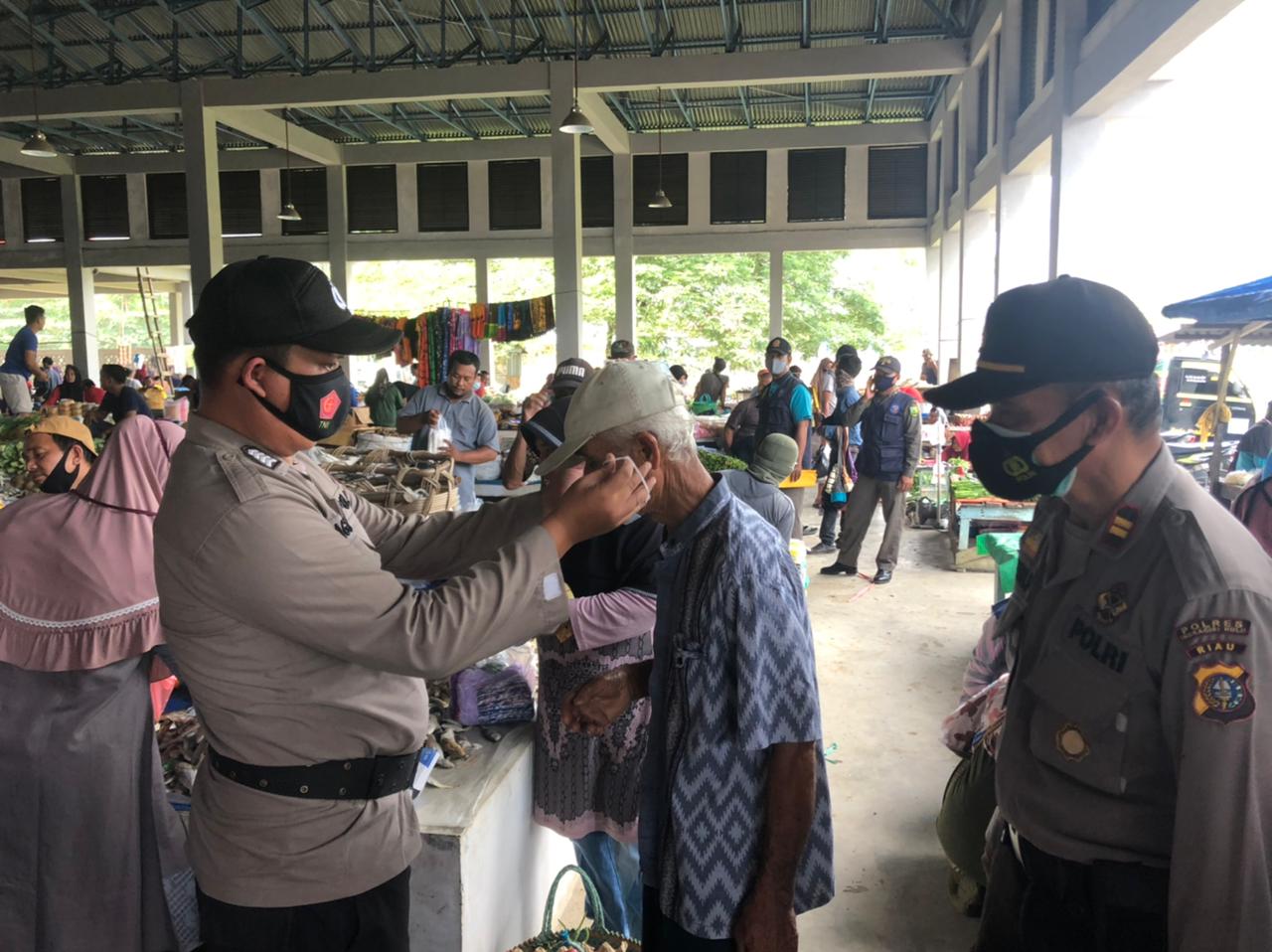 Proja 100 Hari Kerja Kapolri, TNI-Polri Bagikan Masker Gratis di Pasar Japura