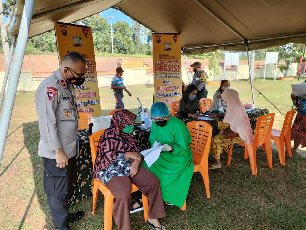 Gerai Vaksin Presisi, Batalyon B Sat Brimob Polda Riau Gelar Vaksinasi Untuk Masyarakat Rohil