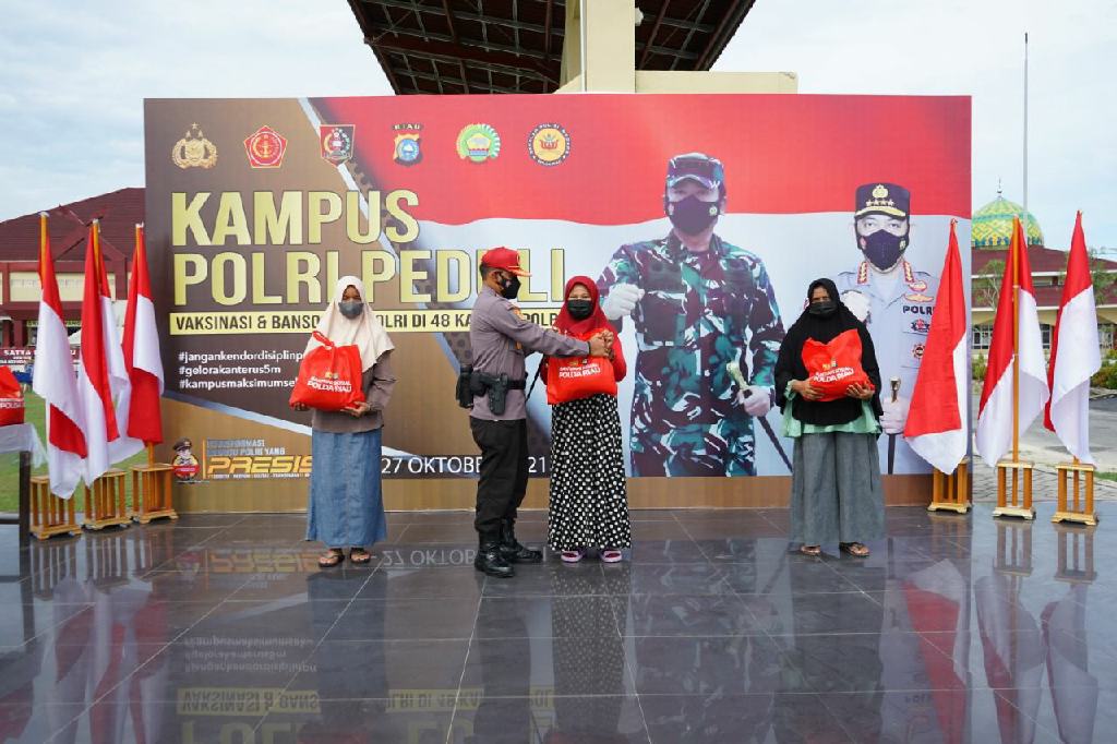 Kampus Polri Peduli, SPN Polda Riau Gelar Vaksinasi dan Berikan Sembako Kepada Warga 