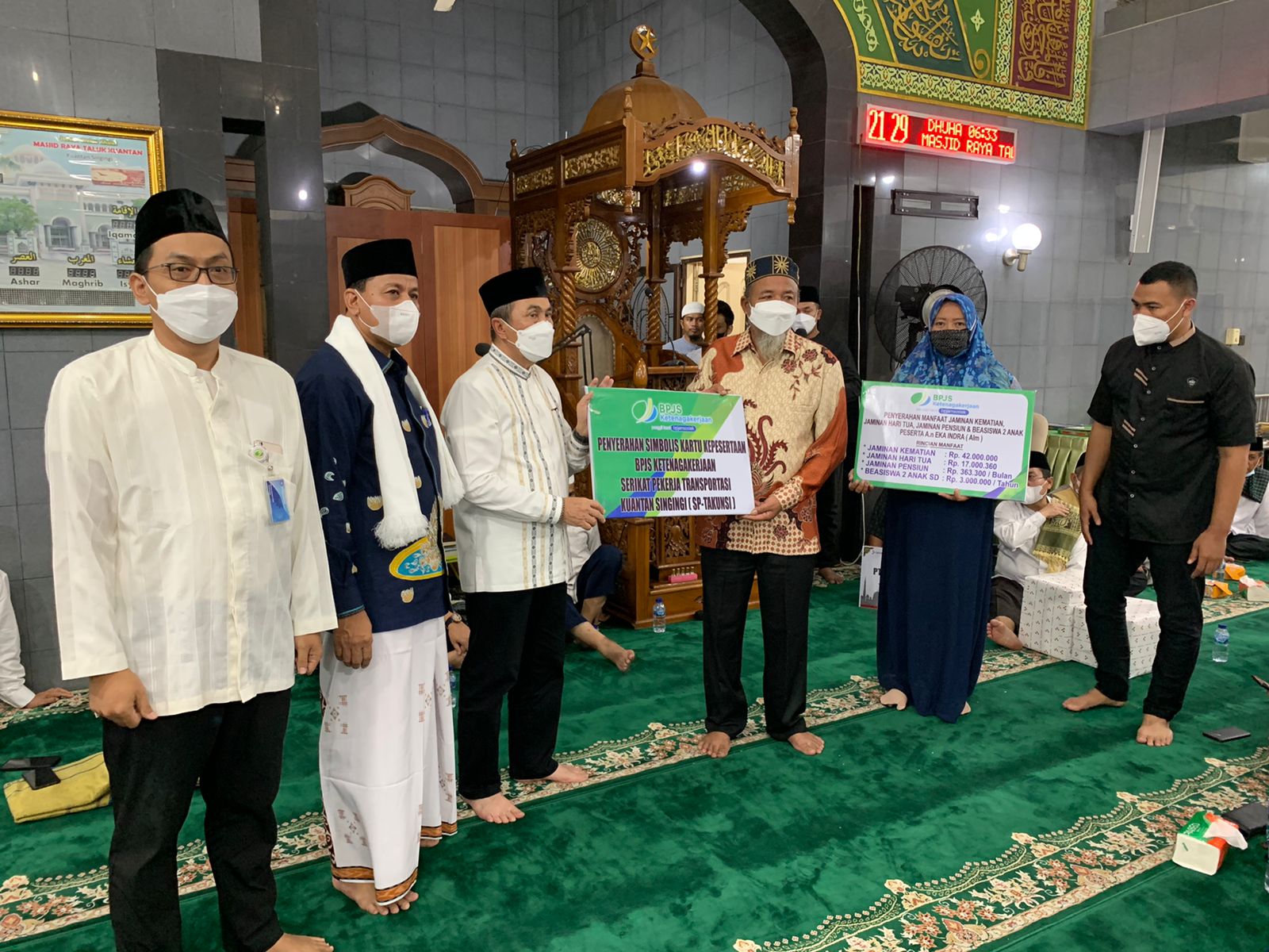Safari Ramadhan, Gubri Serahkan Santunan BPJAMSOSTEK di Mesjid Raya Kuansing