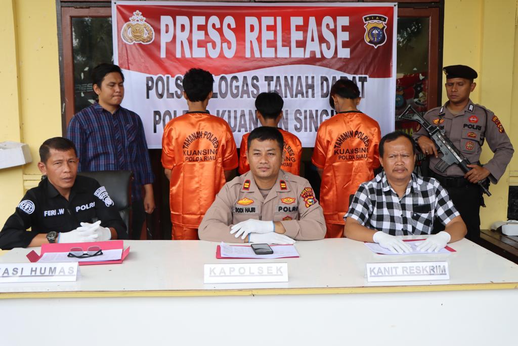 Kapolsek Logas Tanah Darat Lakukan Press Release Pengungkapan Kasus Pencurian Dengan Kekerasan