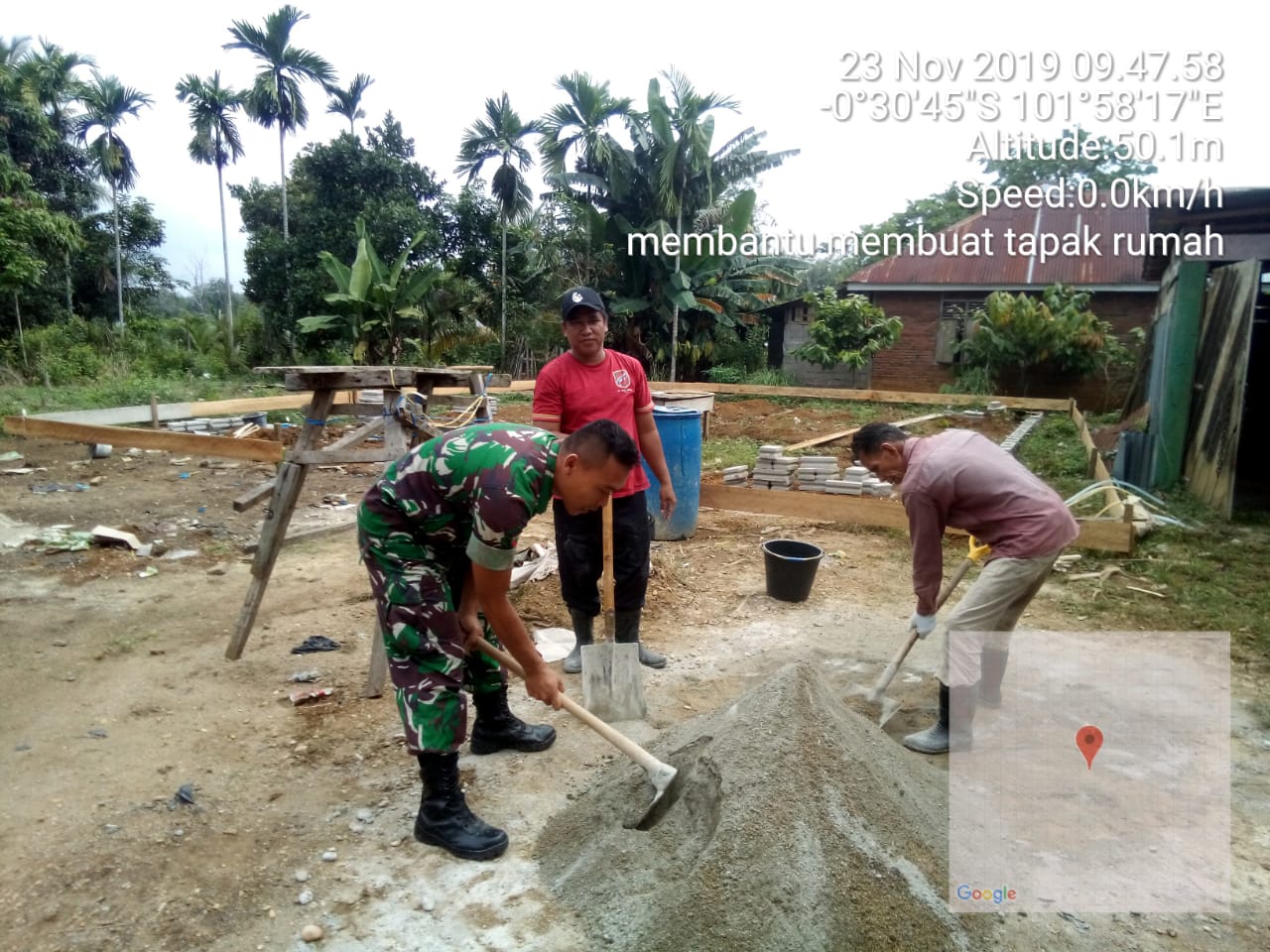 Akhir Pekan Kopda Dian Suzandi Partisipasi Pembangunan Rumah Warga Kelurahan Peranap