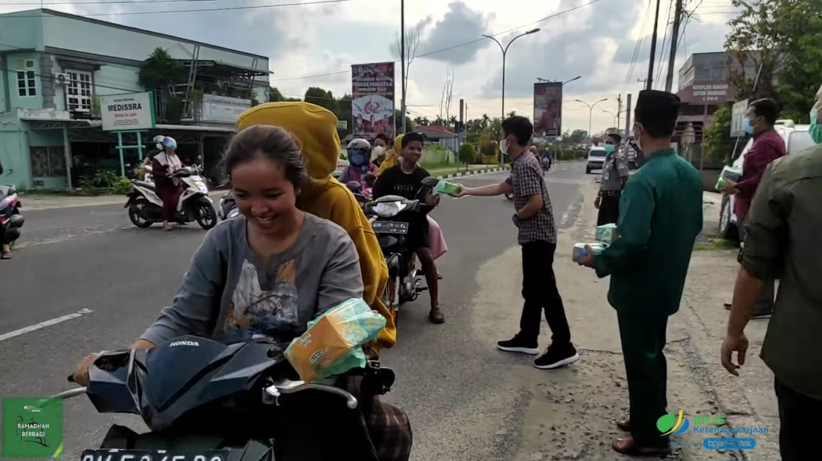 BPJS Ketenagakerjaan Rengat Bagi Takjil Kepada Pengguna Jalan