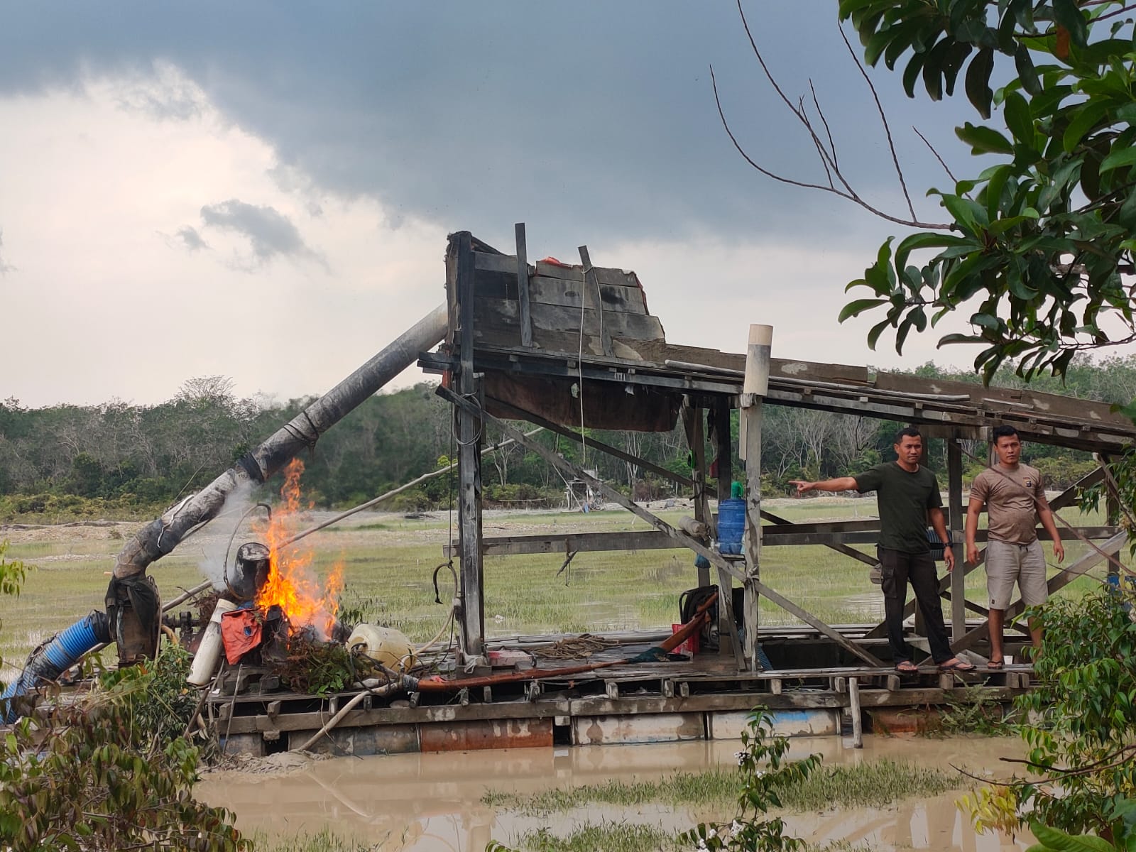 Jajaran Polsek Benai Musnahkan Dua Unit Rakit PETI di Desa Gunung Kesiangan Kecamatan Benai