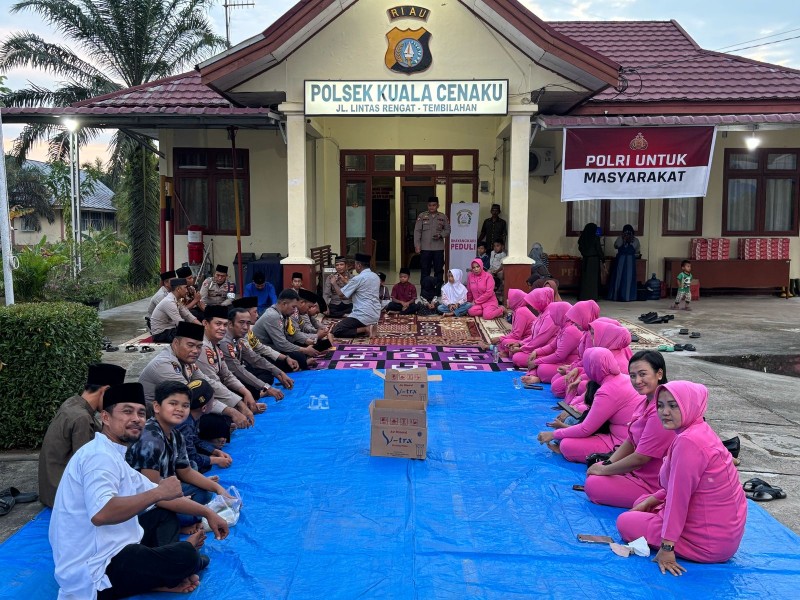 Polsek Kuala Cenaku Gelar Bukber, Berbagi Takjil Bersama Kaum Dhuafa