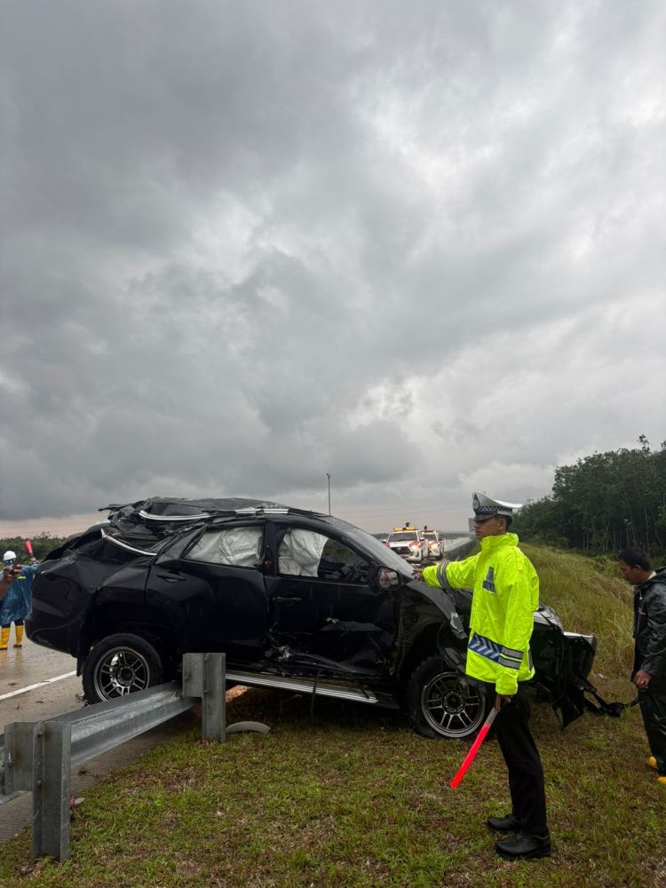 Fortuner Kecelakaan di Tol Pekanbaru–Bangkinang, Satu Penumpang Luka Berat