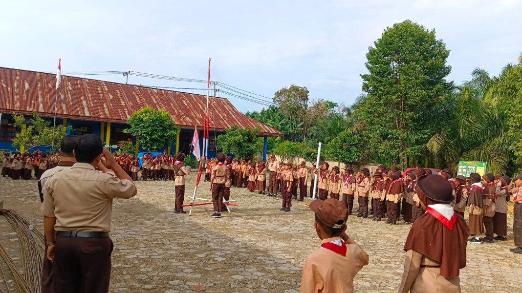 Giat Upacara Pramuka Diikuti Siaga dan Penggalang di SDN 018
