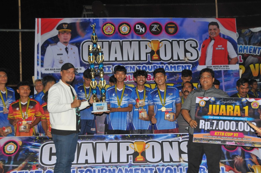 Bupati Inhu dan Anggota DPRD Riau Serahkan Hadiah Turnamen Voli KTTB ke VI
