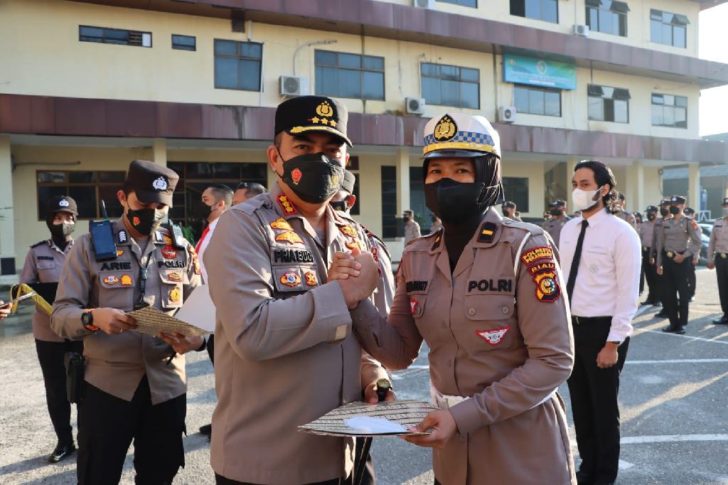 232 Personel Terima Reward dari Kapolresta Pekanbaru