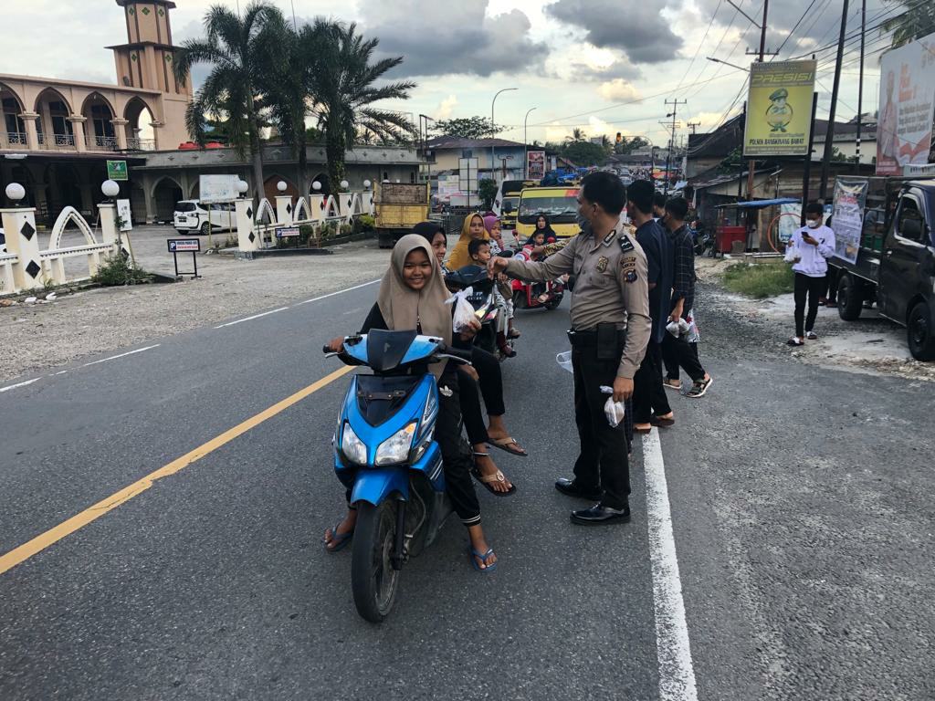 Polsek Bangkinang Barat Bersama Komunitas Subreks Berbagi Takjil Gratis