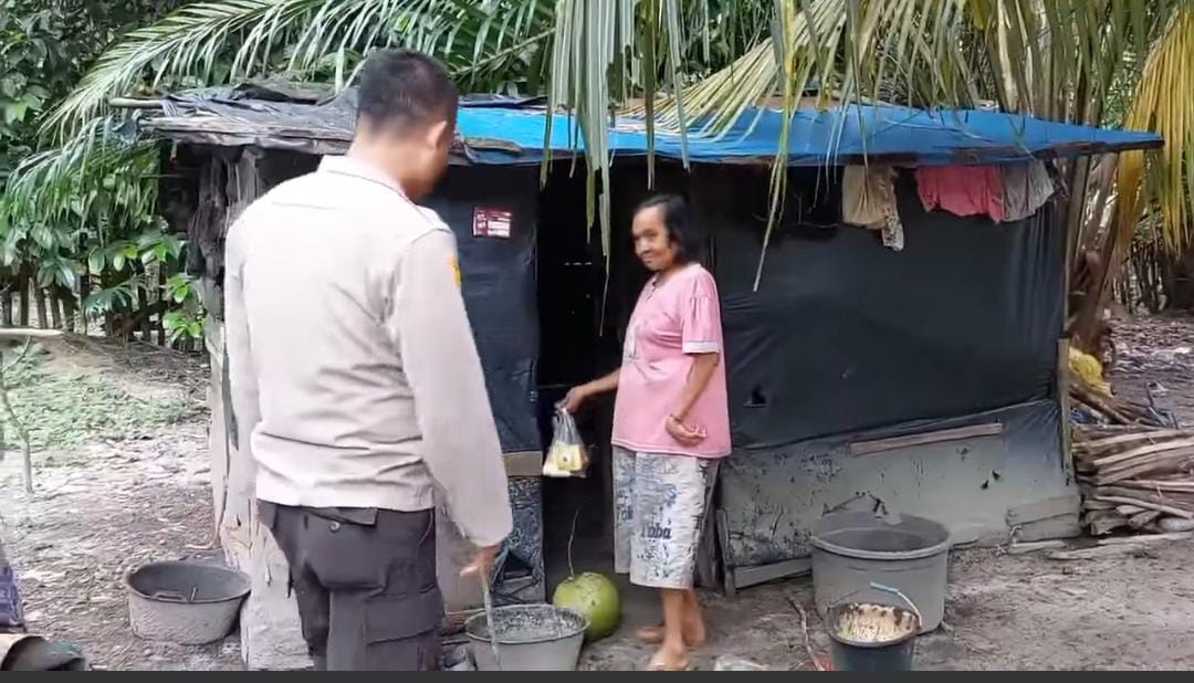 Kapolsek Logas Tanah Darat Kunjungi Janda Paruh Baya Yang Tinggal Dibekas Kandang Kambing