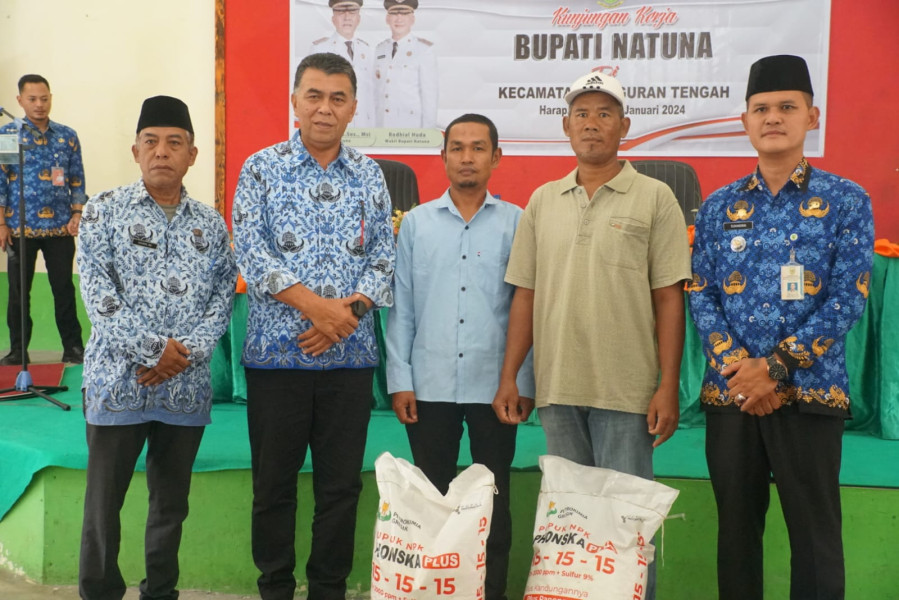 Pemda Natuna Serahkan Bantuan Pupuk Untuk Para Petani di Bunguran Tengah