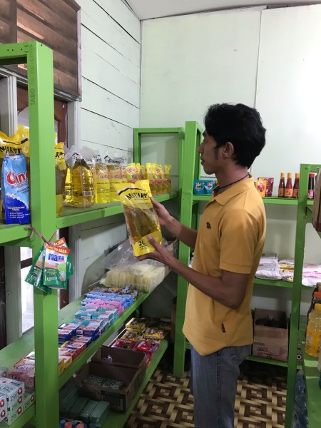 Personil Unit Reskrim Polsek Seberida Lakukan Pengecekan Minyak Goreng Merk Minyakita