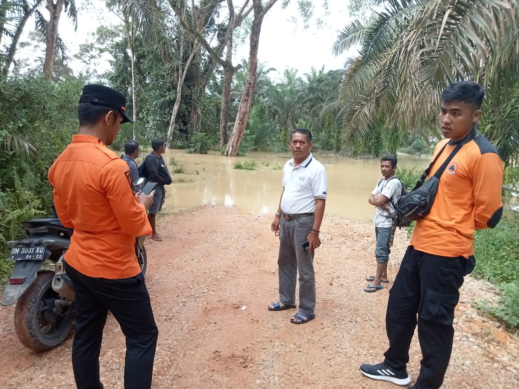 Selamatkan Warga Team Satgas BPBD Kuansing, Terjun ke Lokasi Banjir Desa Pantai Dan Desa Lubuk Ramo