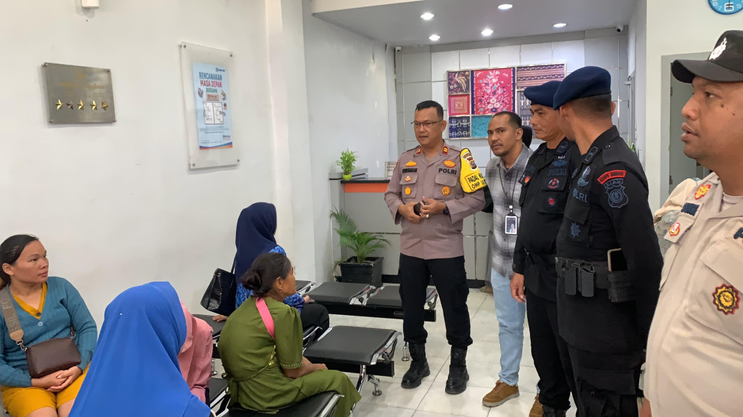 Polsek Batang Gansal Ajak Brimob Serukan Pilkada Aman Kepada Nasabah Bank