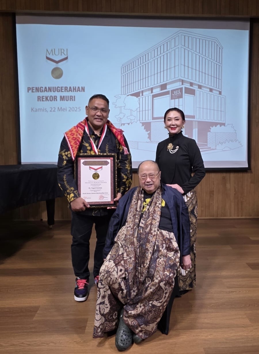 Jaya Suprana Serahkan Sertifikat Rekor MURI Terbaru, dari Buku tentang Batik sampai Buku Reunifikasi Korea