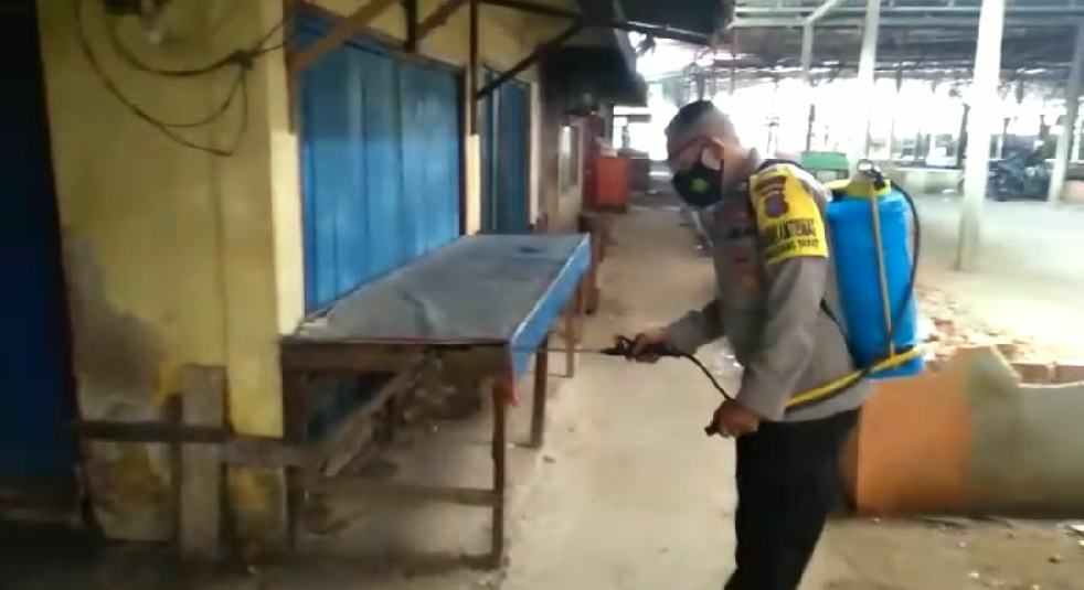 Minimalisir Penyebaran COVID-19, Bhabinkamtibmas Polsek Bukit Raya Semprotkan Disinfektan di Pasar D