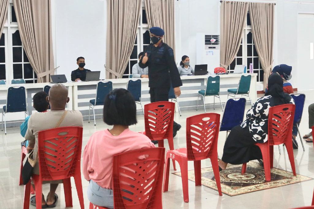 Dansat Brimob Riau Cek Pelaksanaan Vaksinasi di Gedung Bhayangkara