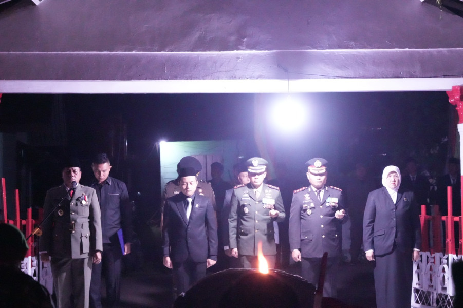 Di Taman Makam Pahlawan, Bupati Kuantan Singingi Pimpin Apel Kehormatan dan Renungan Suci