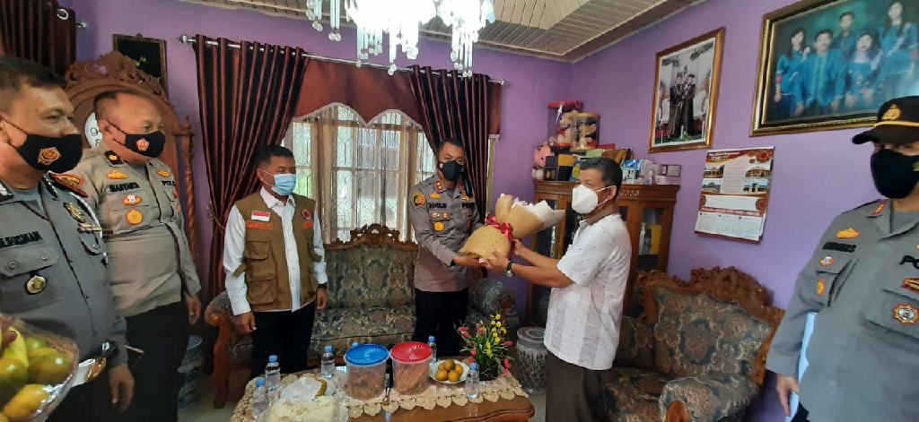 Kapolres Kampar Anjangsana ke Rumah Purnawirawan Polri Jelang Hari Bhayangkara ke-75