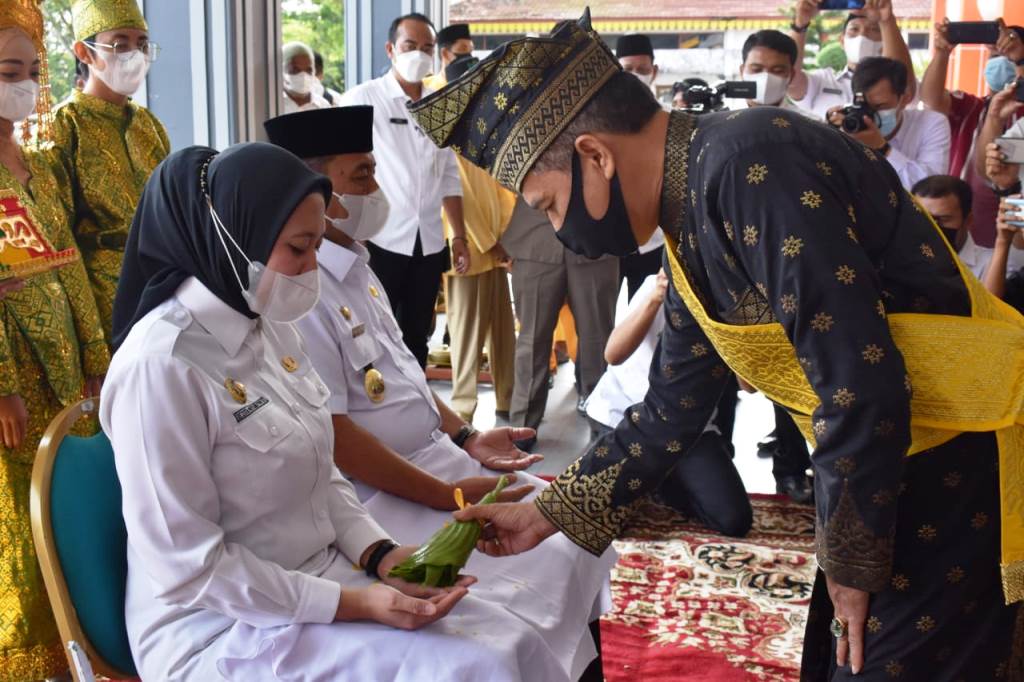 Hari Pertama Masuk Kantor, Rezita - Junaidi Ditepung Tawar oleh LAMR Inhu