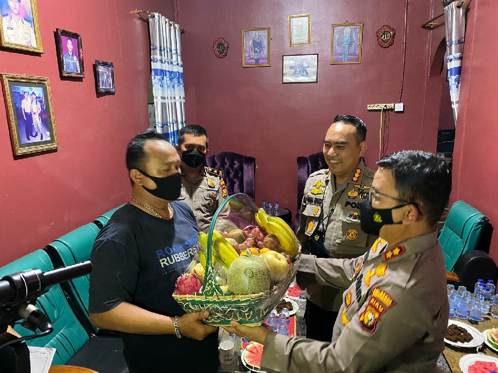 Kapolresta Pekanbaru Sambangi Kediaman Bripka Octavianus Sebagai Apresiasi Gagalkan Aksi Jambret