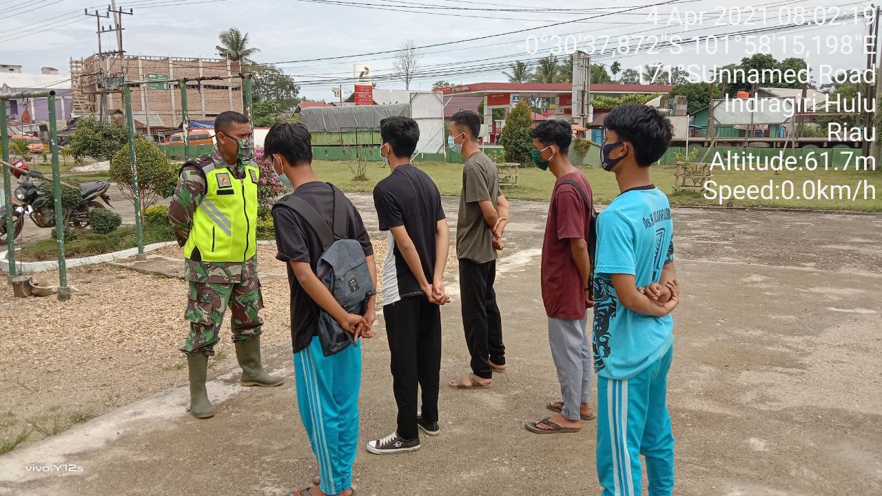 Berikan Edukasi kepada Pemuda, Serda Trila: Agar Terhindar dari Covid 19 Patuhi Prokes