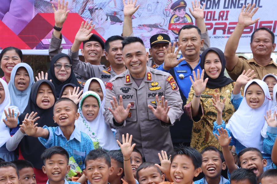 Kapolres Inhu Bacakan Dongeng Untuk Anak SD Saat Kegiatan Polri Peduli Literasi