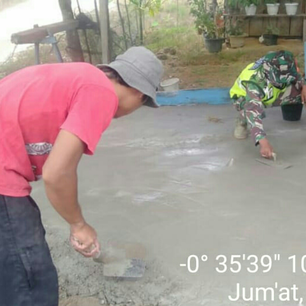 Jalin Interaksi dengan Warga Binaan, Babinsa Bantu Plester Lantai Rumah