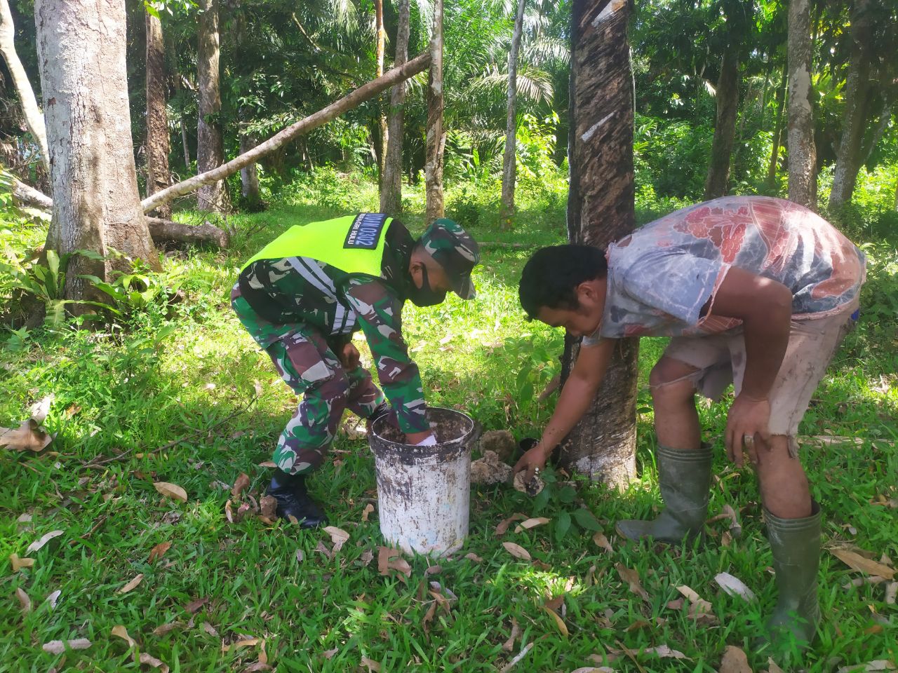 Dikunjungi Babinsa, Petani Karet mengaku Terbantu oleh TNI