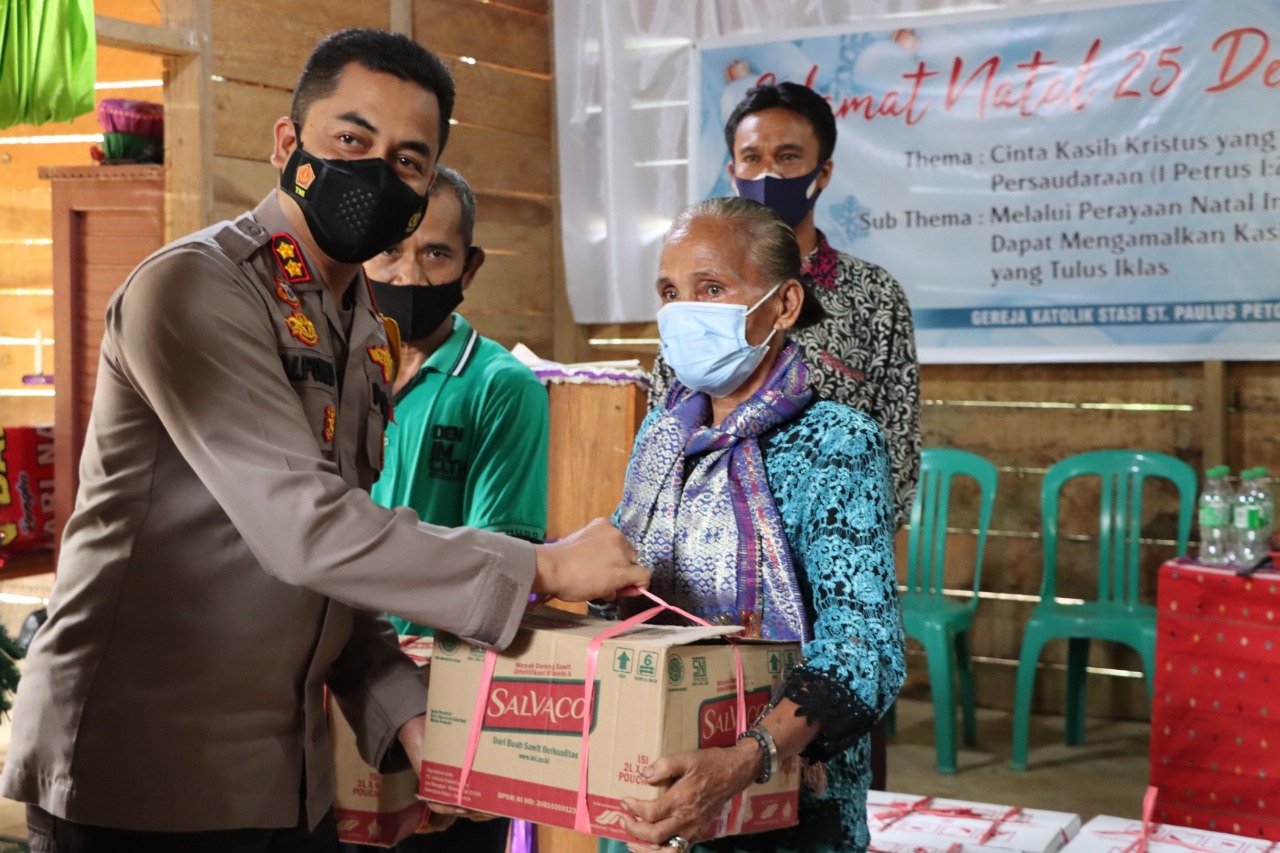 Natal 2021, Kapolres Inhu Bagikan Sembako dan Material Untuk Gereja Pedalaman