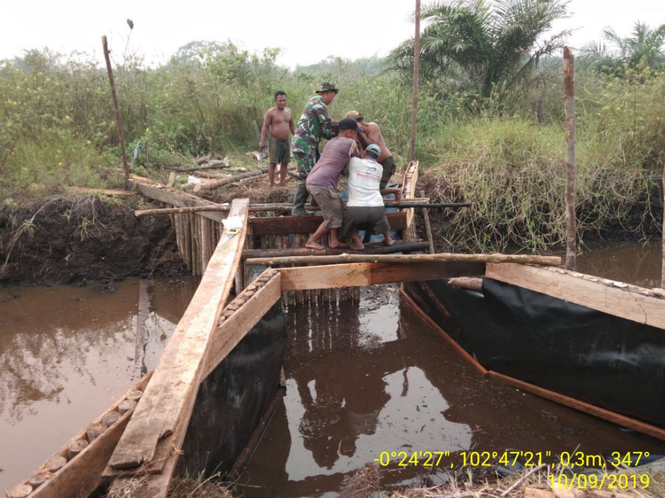 Babinsa Koramil 01/Rengat Goro Bersama Warga Membuat Kanal di Desa Rawa Bangun